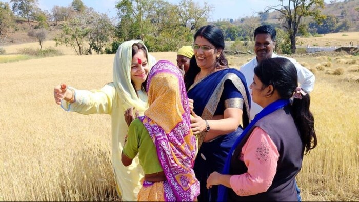 कमलनाथ की बहू ने खेत में पहुंचकर काटा गेहूं