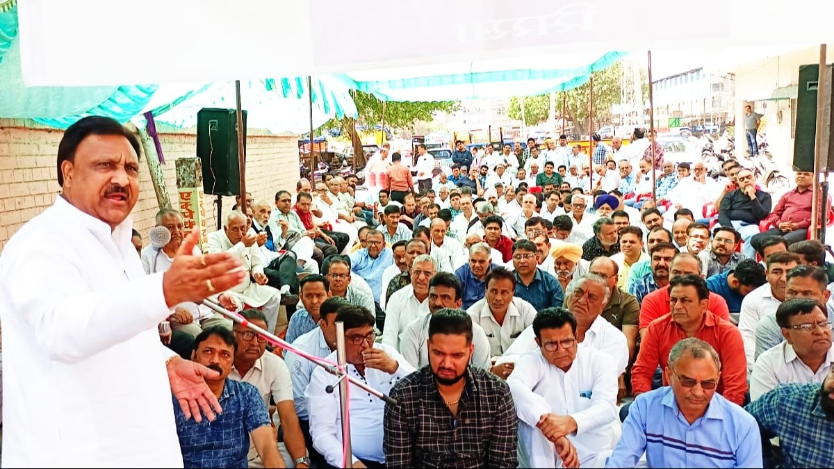 आढ़तियों के धरने को संबोधित करते व्यापारी नेता बजरंग गर्ग.