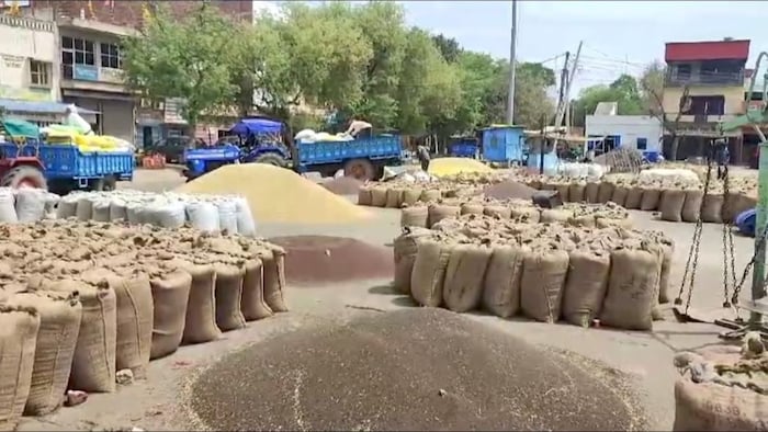 मंडी में उचित व्यस्थाओं को देख खुश हुए किसान