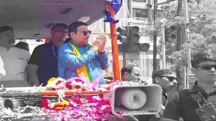 नितिन गडकरी लू से बचने के लिए किया स्प्रिंकलर का इस्तेमाल