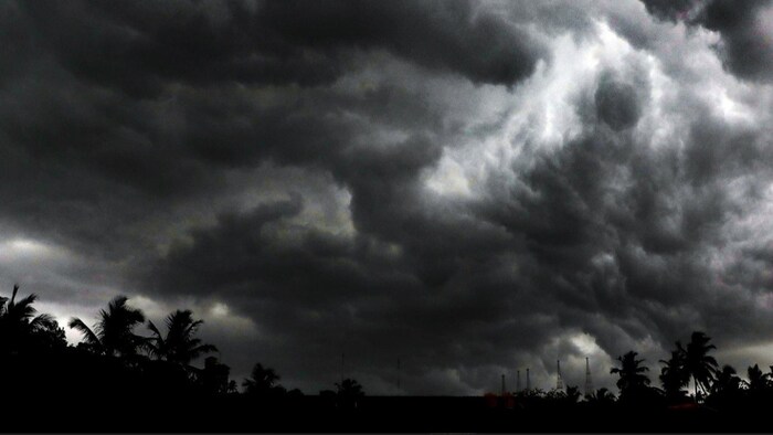 तेज हवाओं के साथ आसमानी गड़गड़ाहट के बीच बारिश