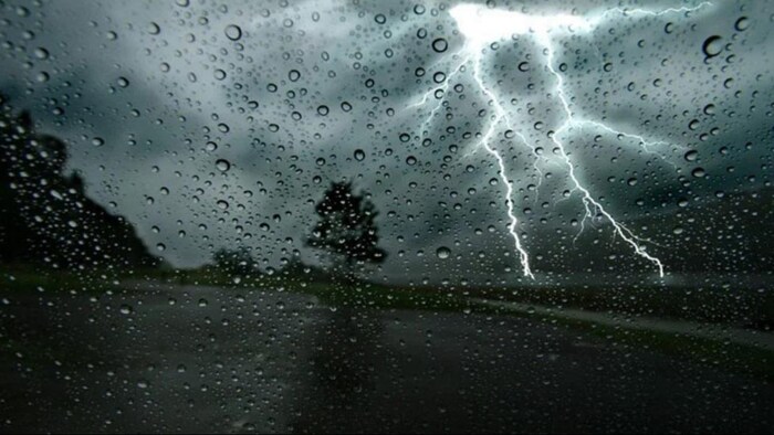 इस हफ्ते एक बार फिर यूपी में बारिश की संभावना जताई गई है.