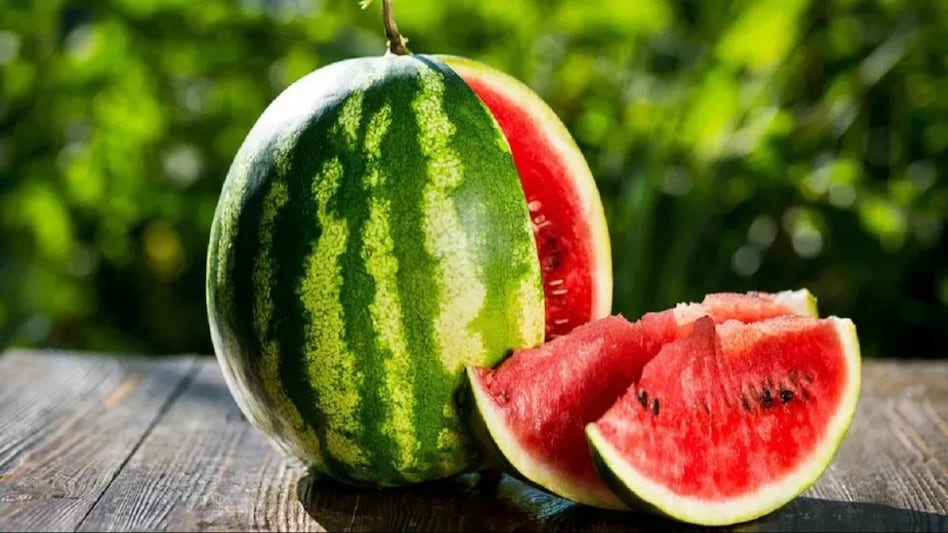 मीठे और असली तरबूज की क्या होती है पहचान, FSSAI ने बताया अपने घर में कैसे करें चेक - watermelon is real or duplicate FSSAI suggested right way to pick unadulterated watermelon -