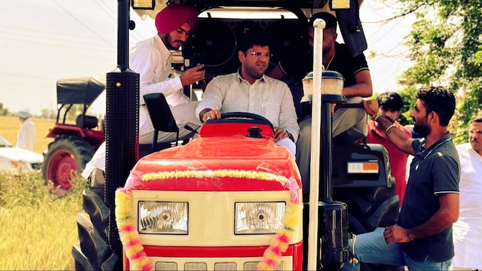 हरियाणा के किसान दुष्यंत चौटाला से पूछ रहे हैं कड़वे सवाल.