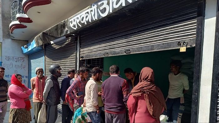 ई-पॉस मशीनों के माध्यम से राशन वितरित किया जाएगा. (Photo-Kisan Tak)