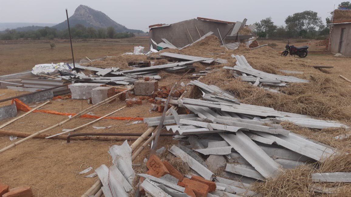 झारखंड के बोकारो में तेज हवा से गिरा मुर्गी का शेड, चार लाख का हुआ नुकसान