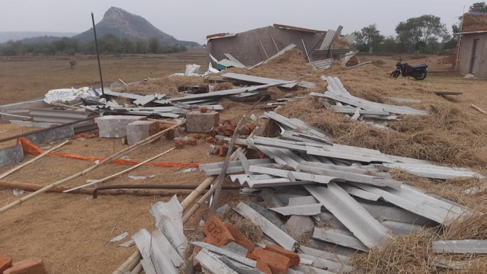 तेज हवा के कारण गिरा मुर्गी शेड