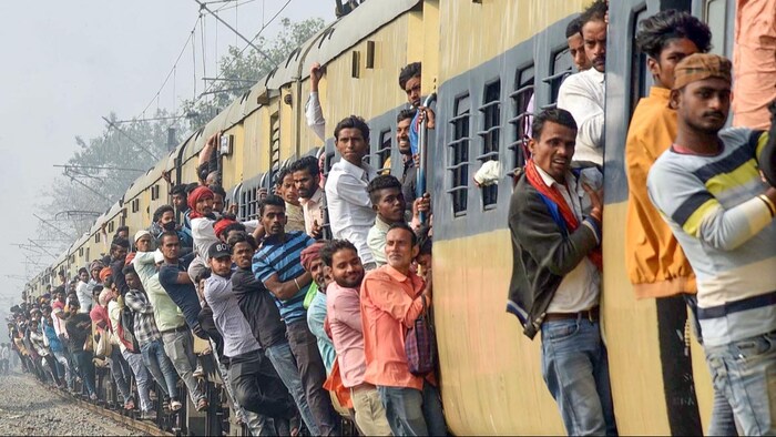 ट्रेनों में उमड़ रही भारी भीड़ (सांकेतिक तस्वीर)