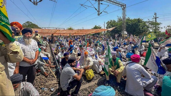 हजारों किसान रेलवे ट्रैक्स पर बैठे