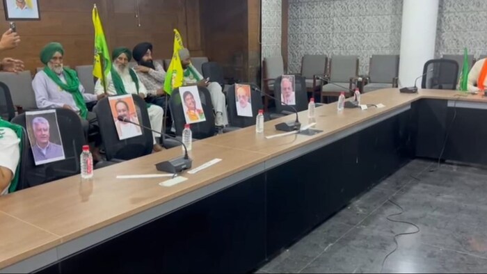 चंडीगढ़ के किसान भवन में सीटों पर बीजेपी नेताओं की फ़ोटो लगाकर इंतजार करते किसान.