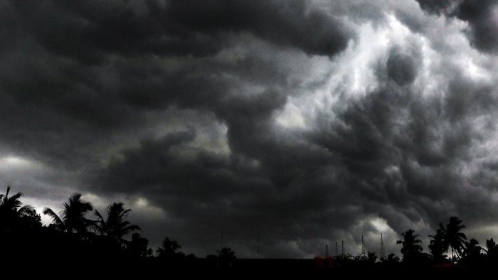 यूपी में मौसम लेगा करवट, छाएंगे काले बादल (फाइल फोटो)