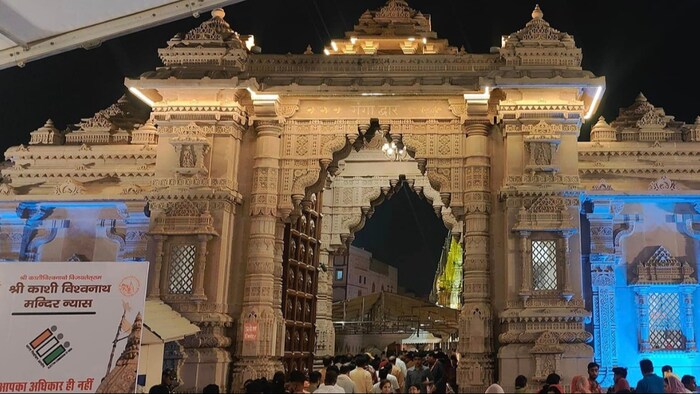 मतदाताओं को प्रेरित करने के लिए श्री काशी विश्वनाथ धाम में पोस्टर लगाए गए हैं.