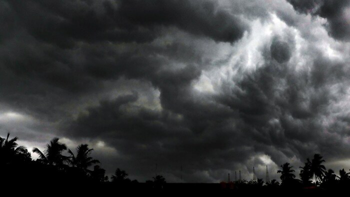 आज पश्चिमी और पूर्वी यूपी में कहीं-कहीं पर बारिश और गरज-चमक के साथ बौछारें पड़ने की संभावना है. (File Photo)