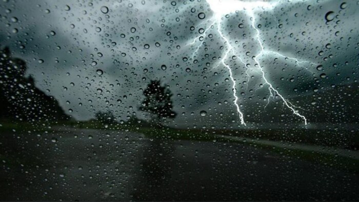 कुछ जगहों पर बादल गरजने के साथ ही बिजली गिरने की संभावना (File Photo)