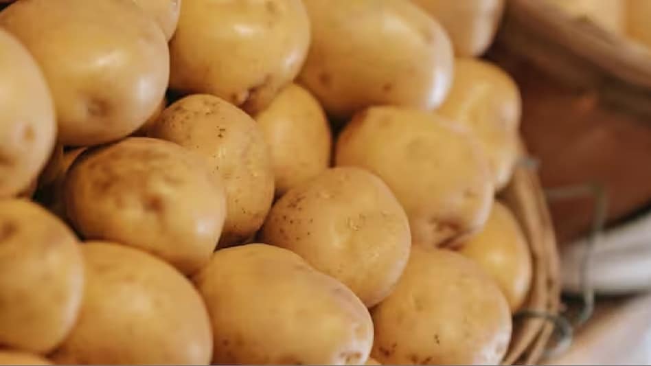 Potato Price: गर्मी में आलू की खपत बढ़ने से कीमतों में उछाल ने परेशानी बढ़ाई, आगे भी महंगाई बनी रहने का अनुमान Potato Price: गर्मी में आलू की खपत बढ़ने से कीमतों में उछाल ने परेशानी बढ़ाई, आगे भी महंगाई बनी रहने का अनुमान