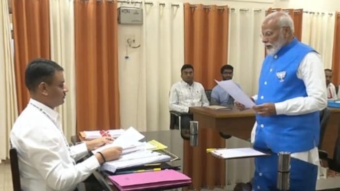 पीएम मोदी ने किया नामांकन