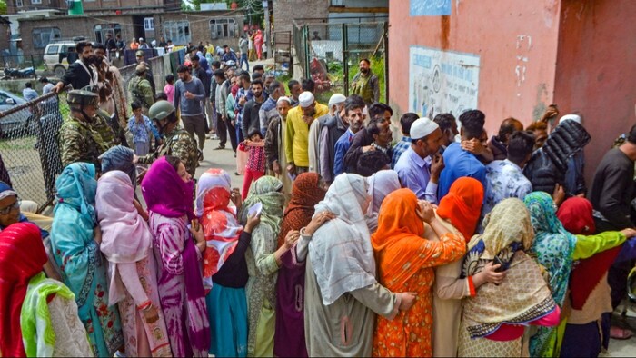 28 साल बाद श्रीनगर में वोटिंग के लिए उमड़ी भीड़