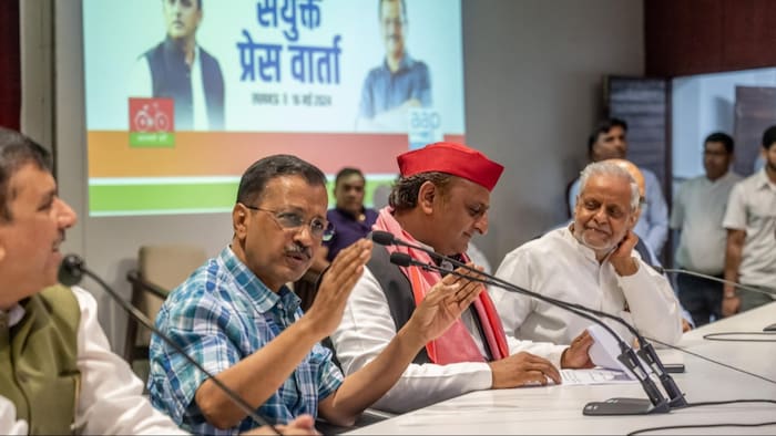 लखनऊ में प्रेस कॉन्फ्रेंस को संबोधित करते दिल्ली के सीएम अरविंद केजरीवाल और सपा प्रमुख अखिलेश यादव