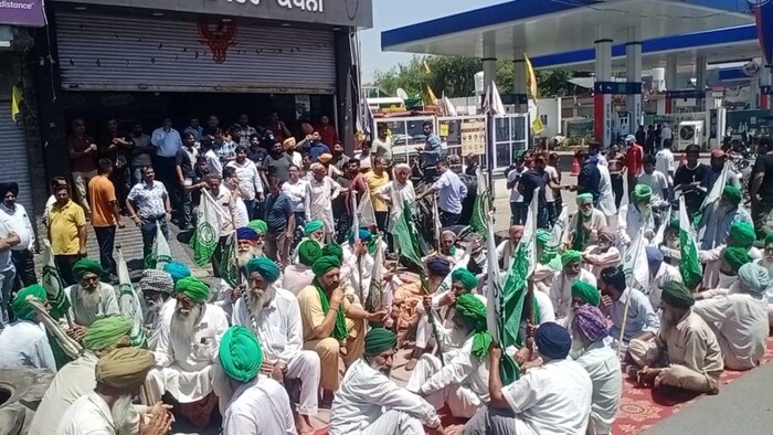 व्यापारियों का विरोध करते किसान (फाइल फोटो)