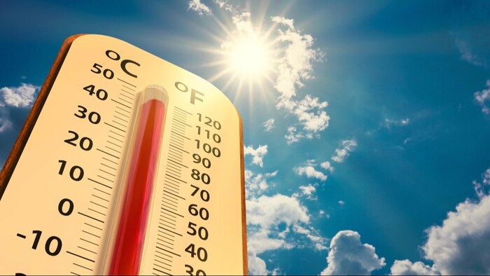 UP में दोपहर के समय शरीर जलाने वाली धूप पड़ रही है.