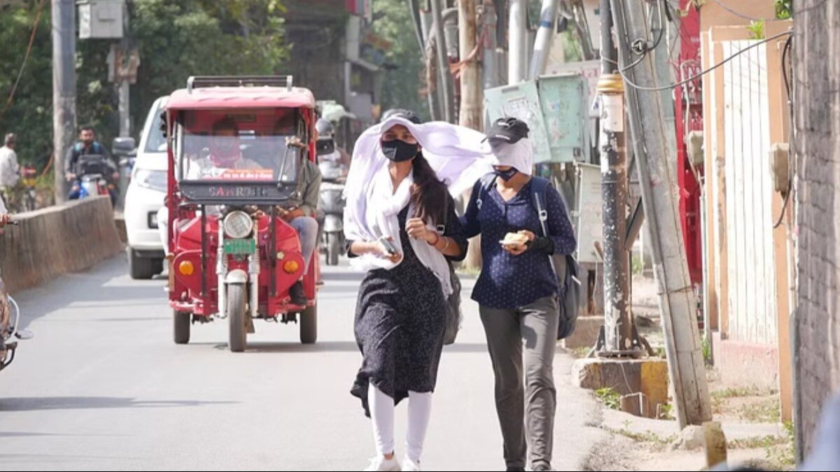 उत्तर भारत में भीषण गर्मी के बीच दिल्ली में लू की चेतावनी, दक्षिण में बारिश का रेड अलर्ट, पढ़ें मौसम का हाल