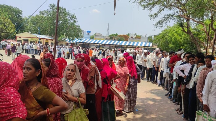 कपास बीज लेने के लिए लाइन में खड़े किसान