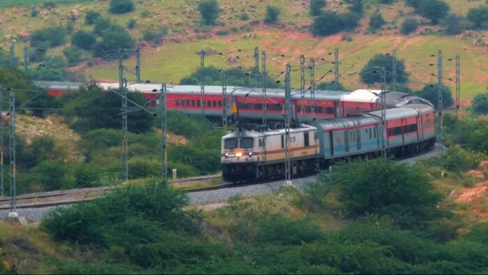 साबरमती-हरिद्वार स्पेशल ट्रेन में थर्ड एसी, स्लीपर और जनरल कोच लगाए गए हैं.