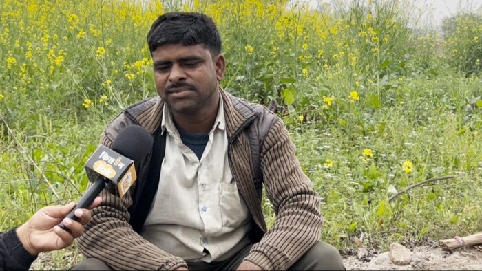 यूपी में मनरेगा मजदूरों जॉब कार्ड आधार से लिंक कराने में मजदूर हो रहे परेशान (फोटो,किसान तक)