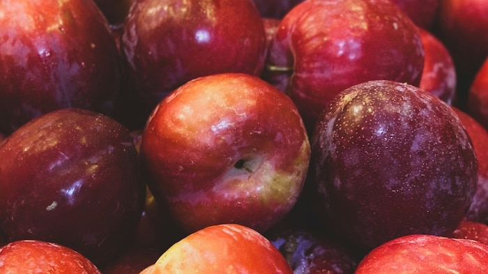 गर्मियों के मौसम में इस फल में खरपतवार का खतरा बढ़ जाता है