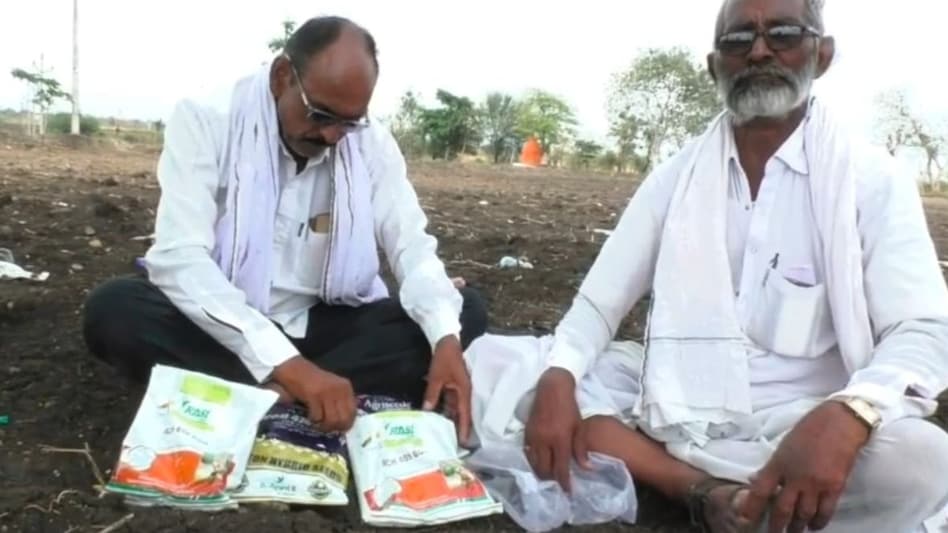 महाराष्ट्र में कपास के बीजों का पड़ा अकाल, किसानों से ज्यादा दाम वसूल रहे हैं दुकानदार महाराष्ट्र में कपास के बीजों का पड़ा अकाल, किसानों से ज्यादा दाम वसूल रहे हैं दुकानदार