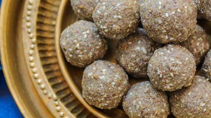 घर पर बनाएं बाजरा बेसन लड्डू