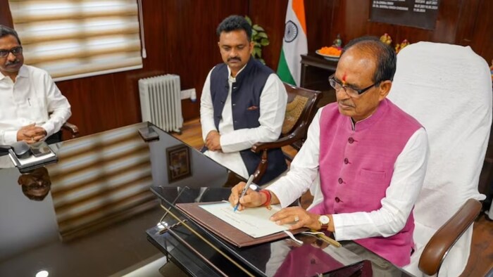 लगातार अधिकारियों के साथ मीटिंग कर रहे हैं शिवराज