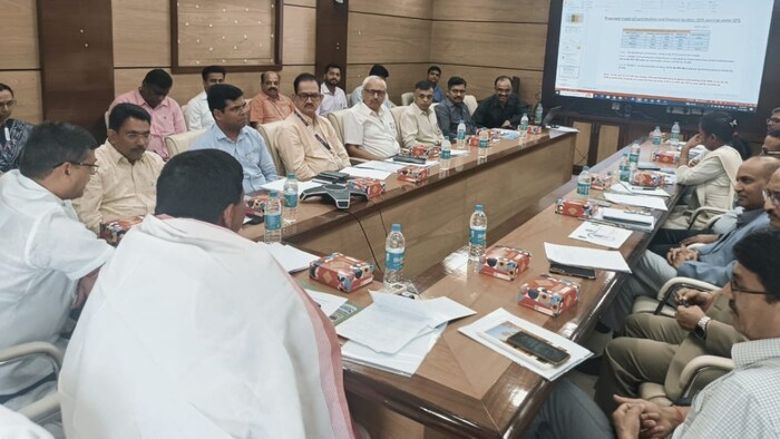 बैठक करते झारखंड के कृषि मंत्री