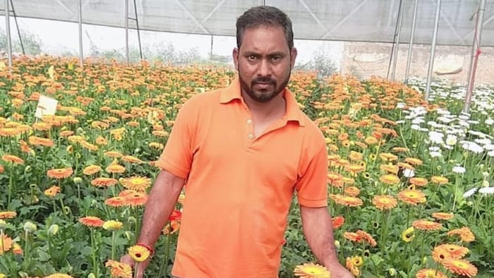 बाराबंकी के गगियापुर गांव के निवासी प्रगतिशील किसान संदीप वर्मा (Photo-Kisan Tak)