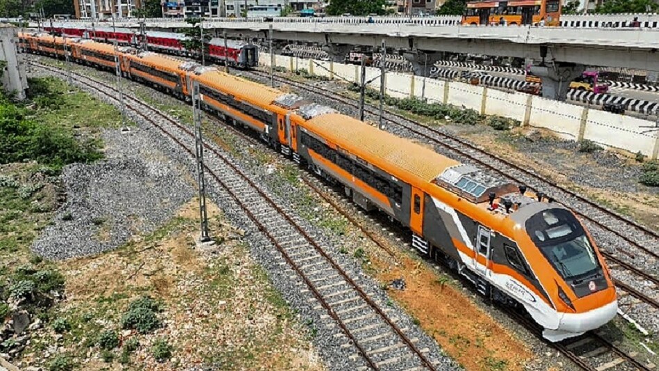 Vande Sleeper Trains: जल्द पटरियों पर रफ्तार भरेगी वंदे भारत स्लीपर ट्रेन, अगले दो महीनों में ट्रायल शुरू होगा  Vande Sleeper Trains: जल्द पटरियों पर रफ्तार भरेगी वंदे भारत स्लीपर ट्रेन, अगले दो महीनों में ट्रायल शुरू होगा