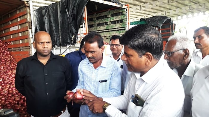 नासिक पहुंचे केंद्रीय टीम के सदस्य प्याज किसानों से मिलते हुए.