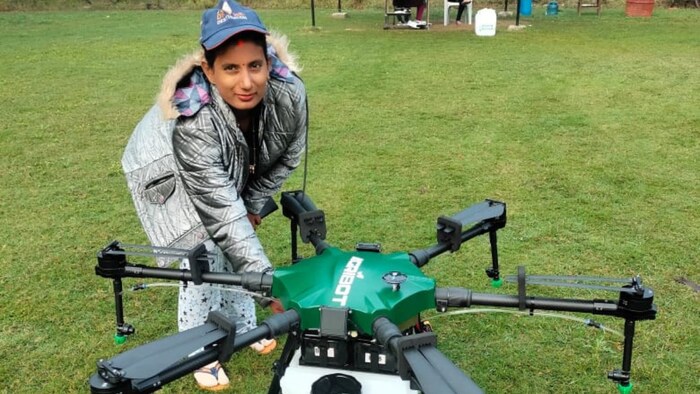 कौशांबी जिले के ब्लॉक-चापल की निवासी ड्रोन दीदी नेहा यादव (Photo-Kisan Tak)