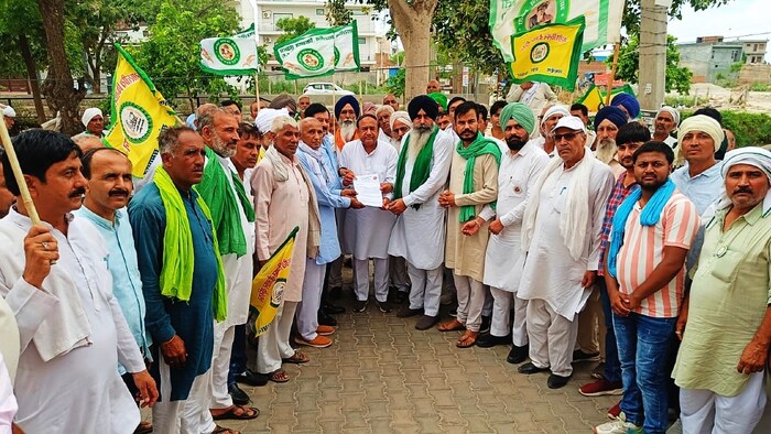 एसकेएम-गैर राजनीतिक ने गैर भाजपा सांसदों को सौंपा मांगपत्र.