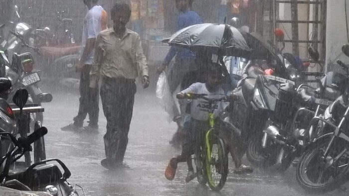 यूपी के 52 जिलों में आंधी-बारिश का अलर्ट (File Photo)