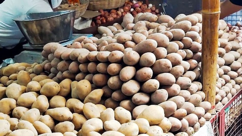 कोलकाता में महंगाई से जनता परेशान, 35 रुपये किलो के पार पहुंचा आलू, जानें क्यों बढ़ रही हैं कीमतें कोलकाता में महंगाई से जनता परेशान, 35 रुपये किलो के पार पहुंचा आलू, जानें क्यों बढ़ रही हैं कीमतें