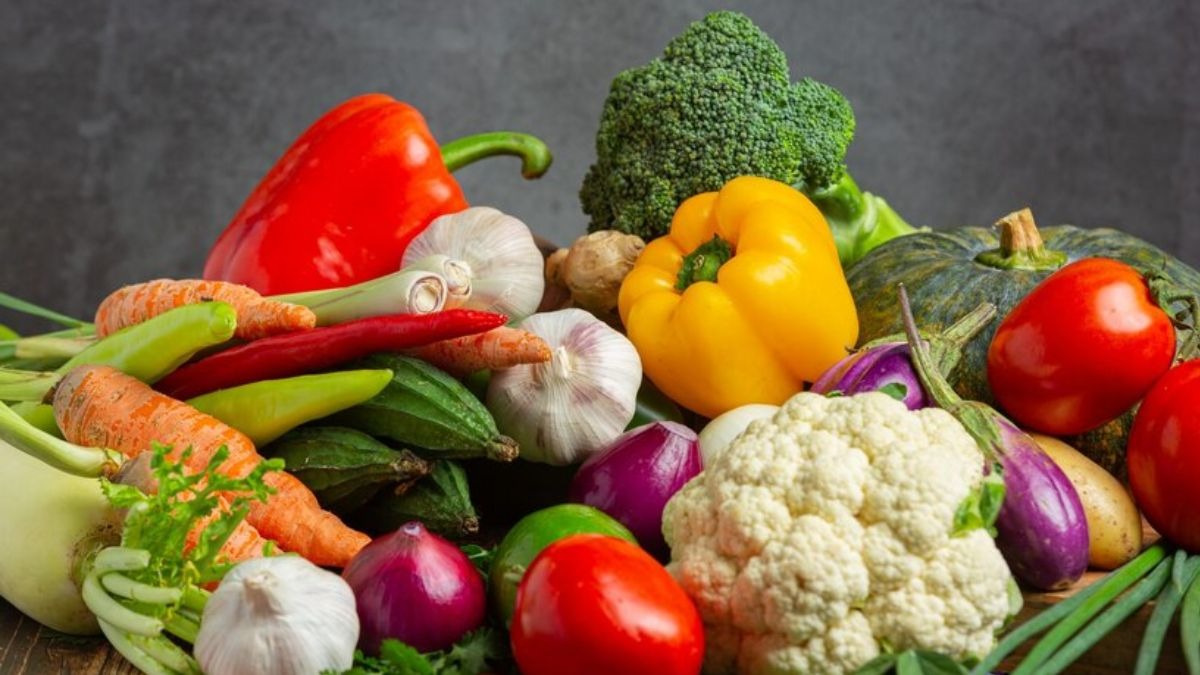 Vegetable Inflation: महंगी सब्जियों से हर हफ्ते 50 फीसदी खर्च बढ़ा, सबसे ज्यादा पैसा प्याज-टमाटर पर खर्च हो रहा 