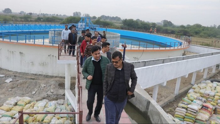 नमामि गंगे परियोजना के तहत बुंदेलखंड में बने WTP का निरीक्षण करती यूपी सरकार की टीम (फोटो: यूपी सरकार)