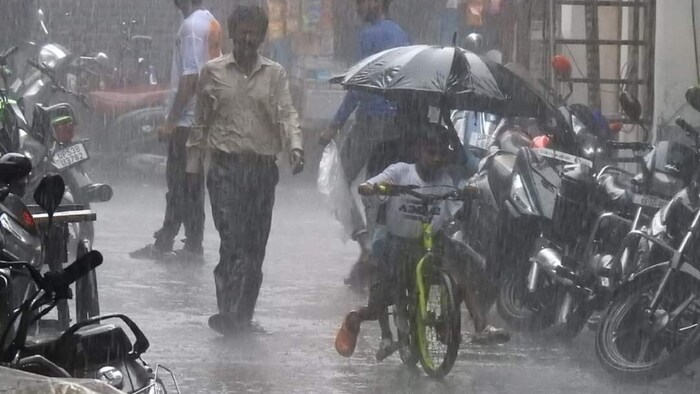 यूपी में आज बारिश के साथ बिजली गिरने की संभावना है. (File Photo)