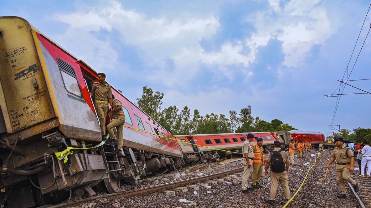 गोंडा रेल हादसा: तेजी से चल रहा है ट्रैक की मरम्मत का काम, कई ट्रेनों के बदले रूट, कई कैंसिल