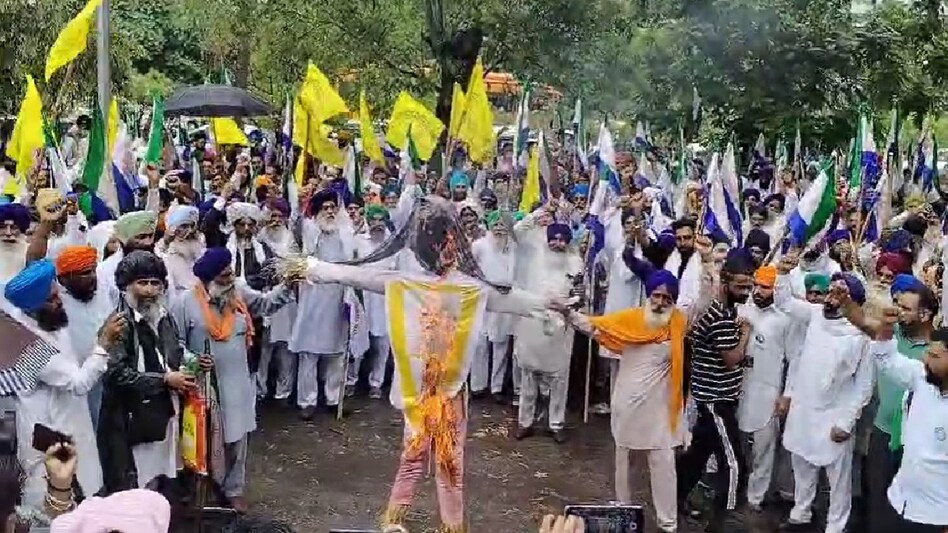 पंजाब-हरियाणा में किसानों का उग्र प्रदर्शन, सरकार का पुतला जलाया, 15 अगस्त को ट्रैक्टर मार्च का ऐलान पंजाब-हरियाणा में किसानों का उग्र प्रदर्शन, सरकार का पुतला जलाया, 15 अगस्त को ट्रैक्टर मार्च का ऐलान