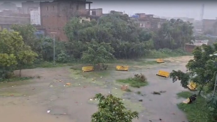 भारी बारिश के कारण रांची में पार्क बना तालाब