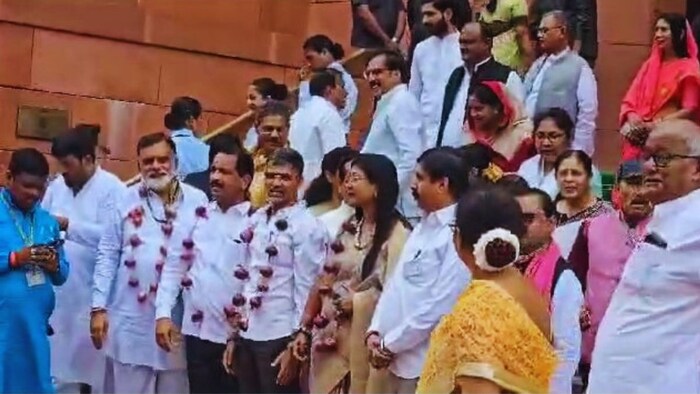 संसद में प्याज की माला पहनकर प्रदर्शन