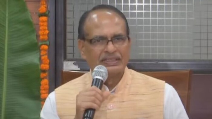 प्रेसवार्ता करते हुए केंद्रीय मंत्री शिवराज सिंह चौहान