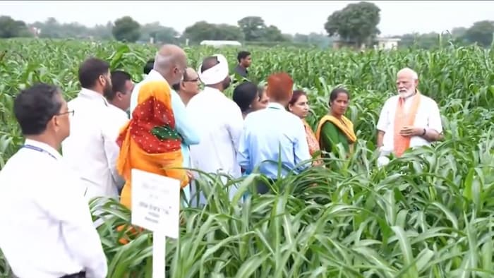 पीएम मोदी ने 61 फसलों की 109 नई किस्मों को लॉन्च किया है.