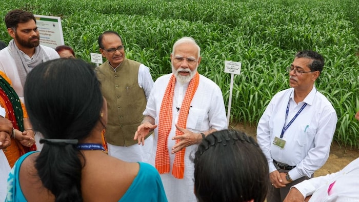 आईसीएआर केंद्र में पीएम मोदी किसानों से बात करते हुए